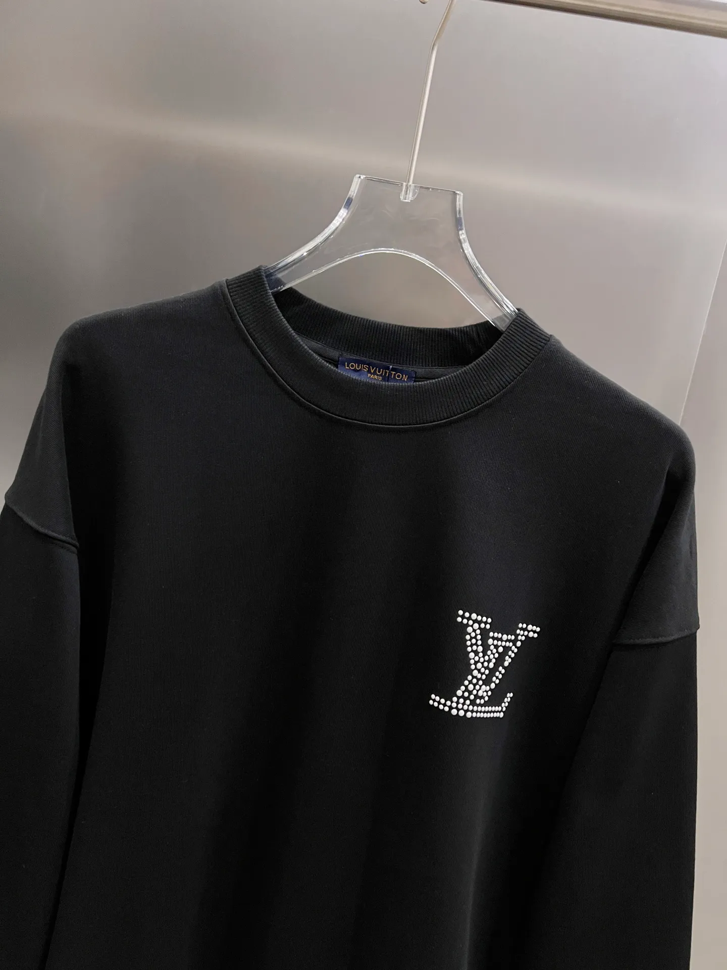 🅿️260 1v Louis*2025 new autumn and winter round neck long-sleeved sweatshirt, large V letter pearl diamond craft design, high-end version! Highly breathable and comfortable, customized double yarn plain cotton fabric. Short-sleeved T-shirt. Same style for men and women. Sizes S M L XL XXL Five sizes black white
